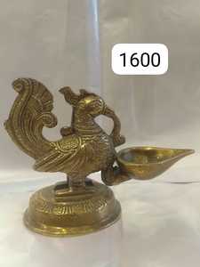 Diya Deepak en laiton au design classique avec lampe à huile traditionnelle pour la Pooja hindoue, le festival Diwali, les mariages et les cérémonies religieuses - Product Image 4