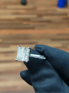 Anillo de Diamantes Corte Princesa en Oro Blanco con Piedras Laterales, Elegante Anillo de Compromiso y Boda para Mujer, Diseño Clásico de Joyería Fina - Product Image 4