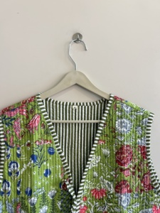Gilet matelassé patchwork fait main pour femme, motif floral - Product Image 3