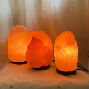 Lampe de chevet en sel de l'Himalaya en gros, alimentée par USB, petite lampe de nuit, lampe de chevet raffinée en pierre, emballée en sachet - Product Image 1
