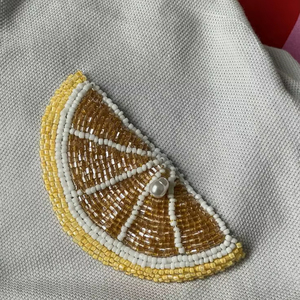 เสื้อกล้ามผ้าซาตินสำหรับผู้หญิง ระบายอากาศได้ดี เป็นมิตรกับสิ่งแวดล้อม แห้งเร็ว ความยาวสั้น ด้านหน้าเจาะลาย โลโก้เก๋ๆ สไตล์หวานๆ - Product Image 1