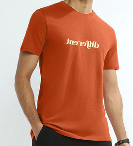 เสื้อยืดผ้าฝ้ายพิมพ์ลายสำหรับผู้ชาย OEM ทรงปกติ แขนสั้น น้ำหนักเบา เสื้อยืดลำลองสำหรับการฝึกกีฬา การเดินทาง และชุดประจำวัน - Product Image 5