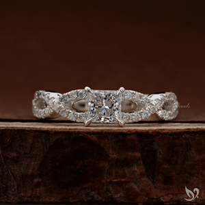 แหวนเพชรทรงปรินเซสคัท 0.5 กะรัต เพาะเลี้ยงในห้องปฏิบัติการ รับรองโดย IGI แหวนหมั้นแบบฝังเพชรเรียงวงแหวน ทองคำขาว 10K - Product Image 1