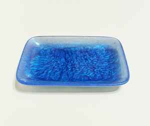 Plateau de service unique en résine pour servir des rafraîchissements, offrant un design durable et un attrait décoratif saisissant - Product Image 6