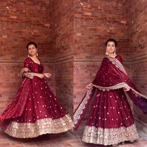 Mujer con un vestido Anarkali bordado color granate con borde dorado y dupatta a juego, perfecto para bodas. - Product Image 1