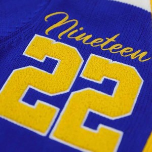 เสื้อสเวตเตอร์ Sigma Gamma Rho Sorority แบบติดกระดุม ลายตราสัญลักษณ์ สีน้ำเงิน/เหลือง  งานปักอักษรเชนิลล์แบบเรียบ  ด้านหน้าปักลายตามสั่ง สำหรับฤดูใบไม้ร่วง - Product Image 4