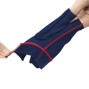 Guante de billar unisex azul de medio dedo con costuras rojas y panel de malla negra para uso deportivo - Product Image 2