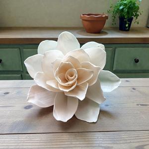 ดอกไม้ไม้โซลา VADEE SOLA WOOD FLOWER VDXXX-041 งานฝีมือทำมือ ดอกไม้ไม้โซลา YAYA ขนาด 8-8.5 ซม. ก้านใยพืชเซสบานีอา สำหรับอโรมาเธอราพี - Product Image 2