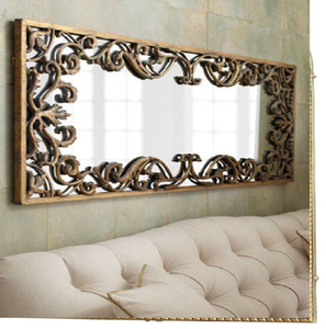 Espejo rectangular horizontal grande con un marco grueso de filigrana dorada ornamentada, disponible a precios de mayorista. - Product Image 1