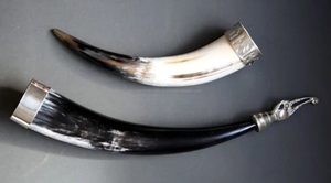 Corne à poudre de corne de buffle fabriquée à la main pour la chasse Vintage corne de boeuf noir meilleur son - Product Image 3