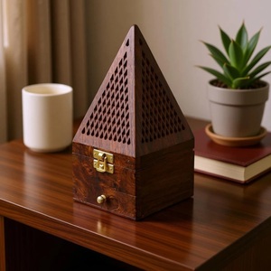 Brûleur d'encens en bois de santal fait main, forme pyramidale, diffuseur aromatique, utilisation toute l'année - Product Image 2