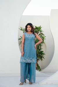 Ensemble de luxe Fandi en soie Kurti Plazzo Dupatta avec des broderies de perles complexes et une bordure en dentelle miroir, entièrement cousu, trois pièces - Product Image 3