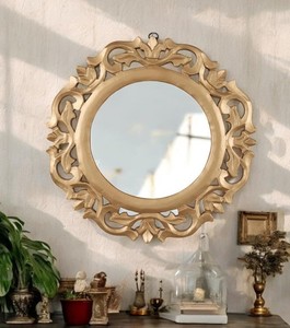 Espejo de Estilo Veneciano Clásico con Elementos de Vidrio Biselado Hechos a Mano y Detalles Decorativos Sofisticados - Product Image 1