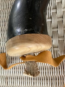 ILAHI - Cuerda de Cuero Ecológica Hecha a Mano con Cuerno de Búfalo en Polvo, Color Natural, Estilo Rústico Folclórico, Arte Feng Shui, Coleccionable, Uttar - Product Image 1