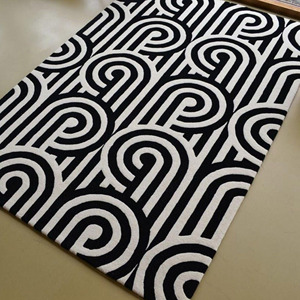 Tapis moderne Op-Art fait main et tufté |   Tapis esthétique monochrome à motif tourbillonnant |   Tapis de salon abstrait en laine de qualité supérieure - Product Image 5