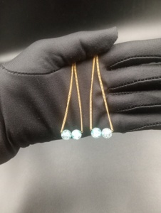 Boucles d'oreilles créoles minimalistes plaquées or avec perles, couleur bleu fantaisie taille brillant, pour femme, idéales pour les fêtes, le quotidien, cadeau, bijoux fantaisie - Product Image 4