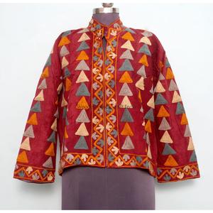 Nouvelle arrivée : Veste courte brodée à la main, manteau d'hiver fini, vêtements pour femmes, cadeau pour demoiselle d'honneur, idéal pour les soirées. - Product Image 1