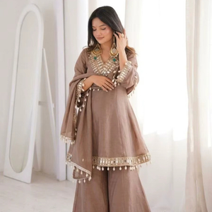 Ensemble de kurta chinon de créateur, orné d'une bordure miroir, de dentelle Kodi et d'un dupatta fantaisie - Product Image 1