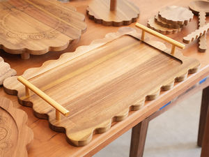 Plateau de service rustique en bois d'acacia à motif corde et poignées métalliques pour usage décoratif et multifonctionnel sur ottoman - Product Image 2