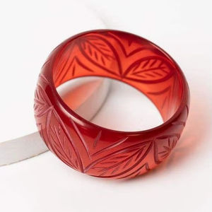 Elegante Pulsera de Resina con Dijes para Mujer, Joyería Moderna de Último Diseño - Product Image 1