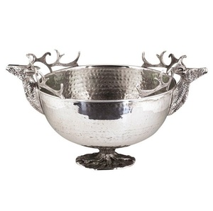 Bol de service en métal plaqué argent martelé de style luxueux avec poignées ornées en forme de tête de cerf, centre de table décoratif pour refroidisseur à vin - Product Image 1