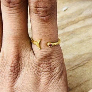 Nouvelle Arrivée Bague Grenat Lune Céleste en Laiton Plaqué Or 18 carats pour Femme, Bijoux Bohèmes Célestes Minimalistes, Vente en Gros - Product Image 6