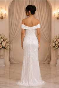 Robe de mariée moderne sans manches à col rond, ornée de perles et de broderies en cristal, avec jupe en satin drapé, taille naturelle, longueur ras du sol et traîne. - Product Image 6