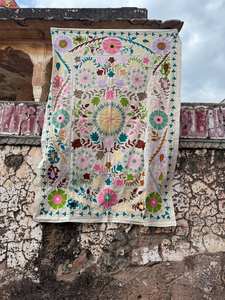 Manta de Algodón Suzani Bordada a Mano, Duradera y Decorativa |   Colcha de Algodón Hecha a Mano |   Funda de Sofá Bohemia - Product Image 5