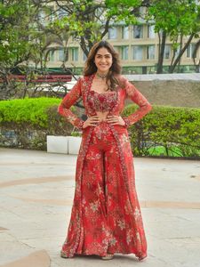 Costume prêt-à-porter 3 pièces en georgette rouge Dhwaja Export avec imprimé floral et broderie - Product Image 3
