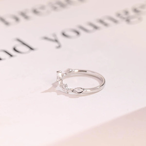 Anillo de Boda Curvo de Oro Blanco de 14K con Corona de Diamantes Cultivados en Laboratorio - Product Image 3