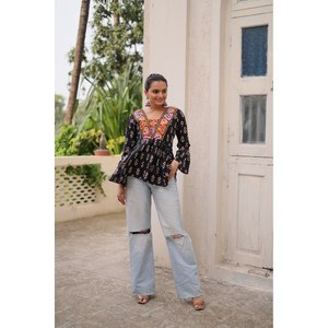 Top hermoso de mujer especial Navratri con trabajo de parche blusas y camisas elegantes - Product Image 2