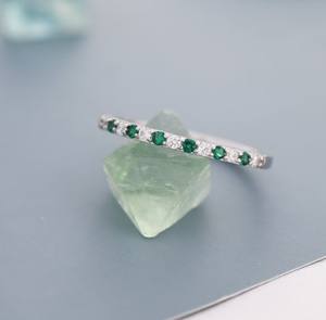 แหวนครึ่งวงนิรันดร์ประดับมรกตสีเขียวและเพชร CZ ใส บนตัวเรือนเงินสเตอร์ลิง หรือแหวนเงินหรือทองประดับมรกตสีเขียวเพชร CZ แบบเรียวบางสำหรับซ้อนกัน - Product Image 1