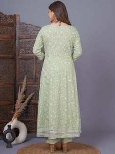 Ensemble Salwar Kameez Traditionnel 3 Pièces en Rayonne pour Femme Twinfeet, Broderie et Imprimé Khadi, Coupe Droite Longueur Genou, Disponible en Stock pour l'Été - Product Image 3