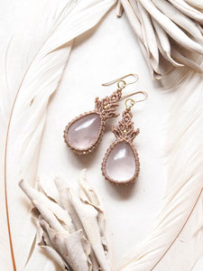 Pendientes Colgantes Boho de Macramé de Latón Hechos a Mano con Gema Rosa en Forma de Lágrima, Joyería de Regalo - Product Image 3