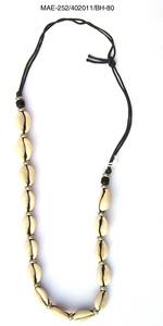 Collier Multicouche Perlé Fait Main MAE Rouge pour Femme, Bijou de Fête en Forme de Cœur, Pièce Tendance de Haute Qualité - Product Image 4