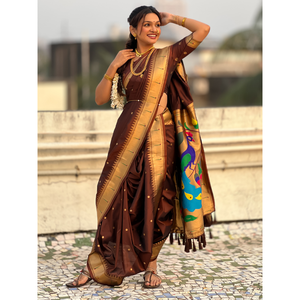 ชุดแต่งงานผ้าไหมเนื้อนุ่มแบบนาวารี ปายธานี สีน้ำตาลกาแฟ พร้อมลวดลายปักดิ้นซิริ (Zari) ลายจุด และผ้าคลุมไหล่ลายนกยูง - Product Image 6