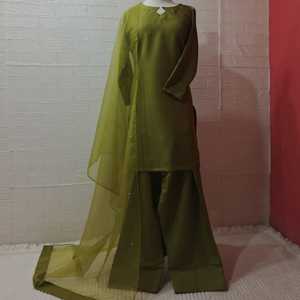 Ensemble FARSHI SHALWAR 3 pièces prêt-à-porter en pure soie brute, avec dupatta en organza doux, coutures de qualité et perles sur le dupatta. - Product Image 1