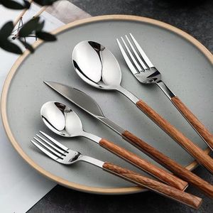 Juego de cubiertos metálicos profesionales con mango de madera, tenedor, cuchara y cuchillo de alta calidad para negocios de catering. - Product Image 3