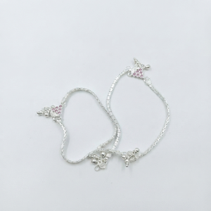 สร้อยข้อเท้าเงินประดับจี้รูปดอกไม้สีชมพู DIVYORO - Product Image 1