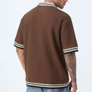เสื้อเชิ้ตผู้ชายสีน้ำตาล ผ้าวาฟเฟิลถัก 100% ผ้าฝ้าย แขนสั้น สไตล์ลำลอง พิมพ์ลายตัวอักษร ปักโลโก้ด้านหน้า แต่งขอบตัดสี - Product Image 2
