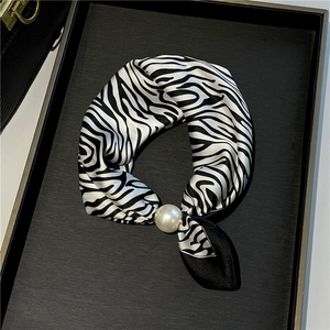Foulards carrés en satin de 70 cm, bandanas en satin pour femmes, foulards bandeaux en satin, foulards effet soie, bandanas personnalisés - Product Image 4