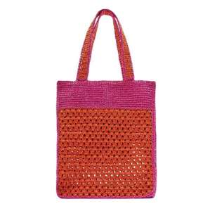 Capture el espíritu de la vida urbana moderna con este elegante bolso de hilo natural con una combinación de colores neutros y una correa resistente. - Product Image 3