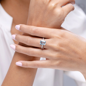 Bague solitaire de luxe en pierre précieuse bleu ciel taille émeraude pour femme en or 10K 14K 18K et argent sterling 925 935 - Product Image 1
