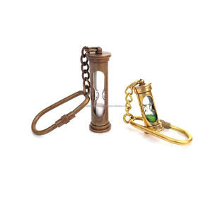 Sablier vintage avec chaîne en bronze et en or, accessoire de décoration de bureau - Product Image 1