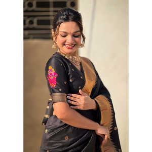 Sari en soie Paithani traditionnel noir tissé avec des fils de zari, spécial pour le dieu, avec des matériaux de haute qualité - Product Image 4