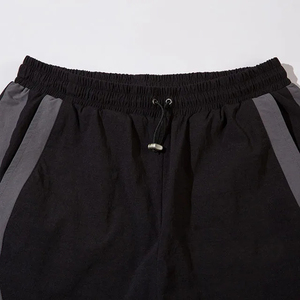 Pantalon de survêtement noir pour homme à taille élastique avec empiècements latéraux gris, léger, respirant, en polyester, décontracté - Product Image 3
