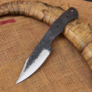 Cuchilla de Acero con Alto Contenido de Carbono 1095, Hoja Completa Forjada a Mano con Punta Caída y Mango de Madera para Fabricación de Cuchillos de Camping Personalizados - Product Image 1