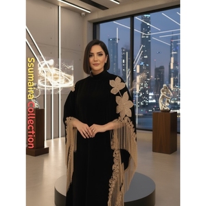 Abaya de soirée élégante et modeste en velours noir de luxe avec broderie florale dorée et détails à pompons, taille naturelle, pour femme - Product Image 4