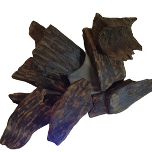 Copeaux de bois d'oud de luxe à haute teneur en résine, encens pur longue durée pour l'agarwood vietnamien, utilisation aromatique dans un brûleur d'encens - Product Image 1