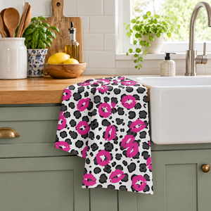 Serviette de cuisine Sai Impex Lipstick Kiss Print, motif léopard noir, 100% coton, anti-déchirure, durable - Product Image 1